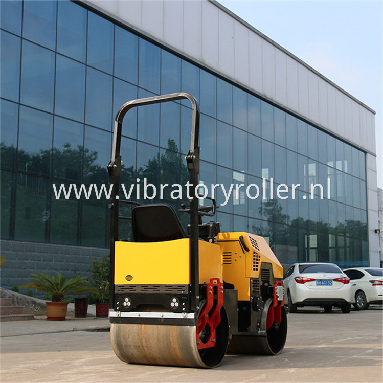 Smooth Drums Asphalt Roller